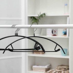 Вешалка-плечики для одежды с перекладиной Доляна, размер 44-46, антискользящее покрытие, дугообразная, цвет чёрный