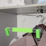 Вешалка для брюк и юбок с зажимами, 23x13 см, цвет зелёный