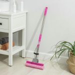 Швабра для мытья пола с двойным роликовым отжимом Доляна, насадка ПВА 27x6 см, телескопическая стальная ручка 89-107 см, цвет МИКС