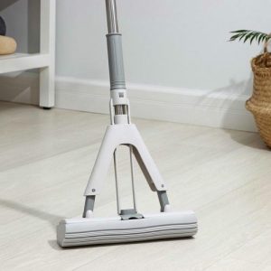 Швабра для мытья пола со складным отжимом Raccoon, насадка ПВА 28x6 см, стальной 3-х секционный черенок 130 см