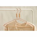 Вешалка для одежды с усиленными плечиками SAVANNA Wood, 42x22x3,2 см, цвет розовый