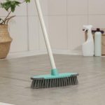 Щётка для подметания пола с силиконовыми отбойниками Доляна, окрашенный металлический черенок, 27x6x126 см, цвет МИКС