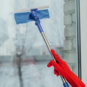 Окномойка с телескопической стальной ручкой и сгоном Доляна, 23x68(100) см, поворотная головка, микрофибра, цвет МИКС