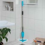 Швабра для мытья пола с распылителем Доляна, насадка микрофибра 25x16 см, металлическая ручка 118 см, цвет МИКС