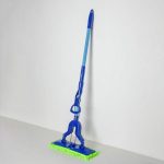 Швабра для мытья пола плоская со складным отжимом Доляна, насадка из микрофибры 35x10 см, телескопическая ручка 107-134 см, цвет МИКС