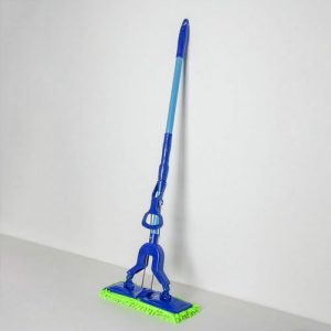 Швабра для мытья пола плоская со складным отжимом Доляна, насадка из микрофибры 35x10 см, телескопическая ручка 107-134 см, цвет МИКС