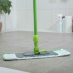 Швабра для мытья пола плоская, ручка 120 см , насадка микрофибра 40x10 см, цвет МИКС