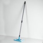 Швабра для мытья пола плоская, телескопическая ручка 60-120 см, насадка микрофибра 20x10 см, цвет МИКС