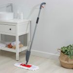 Швабра для мытья пола с распылителем Доляна, насадка из микрофибры 40x10 см, металлическая ручка 124 см, цвет МИКС